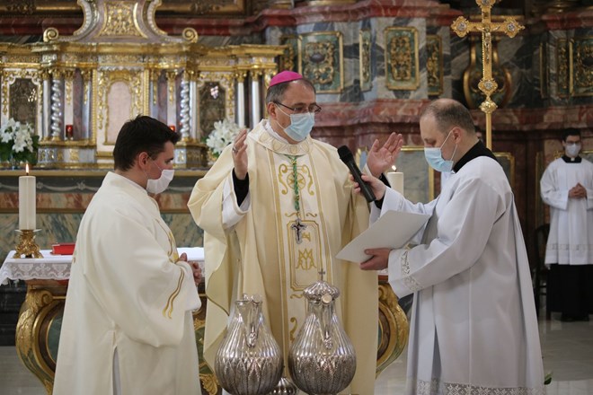 Na Veliki četvrtak biskup Bože Radoš u varaždinskoj katedrali predvodio misu posvete ulja